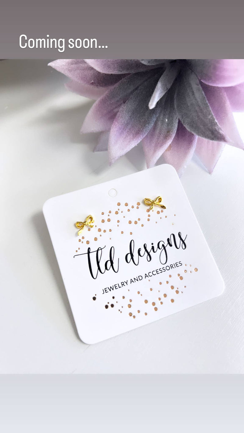 Bow studs: Yellow Gold