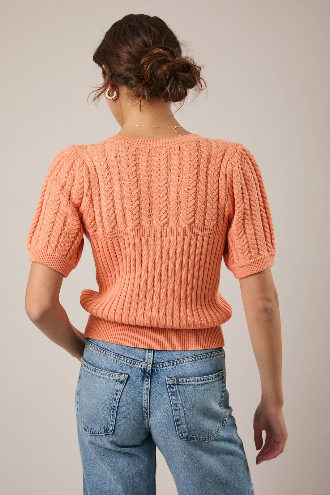 ROUND NECK PUFF SHORT SLEEVE CABLE SWEATER: APRICOT / M