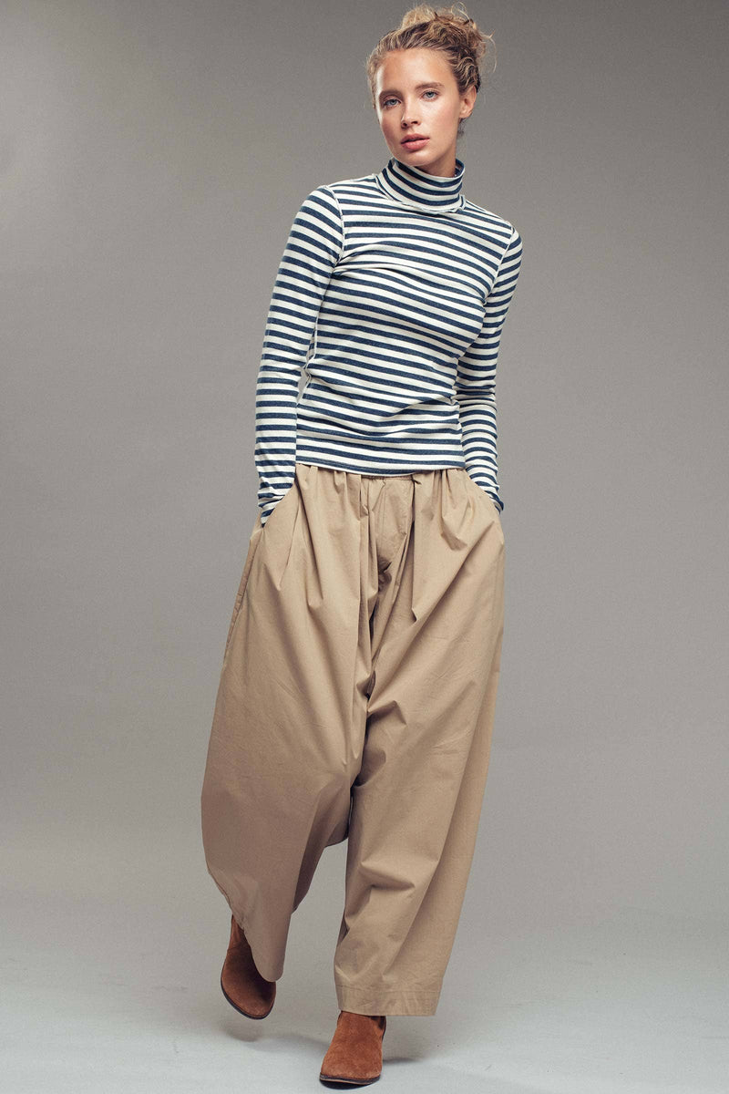 Contrast Seam Turtleneck Knit Top in Ivory and Black