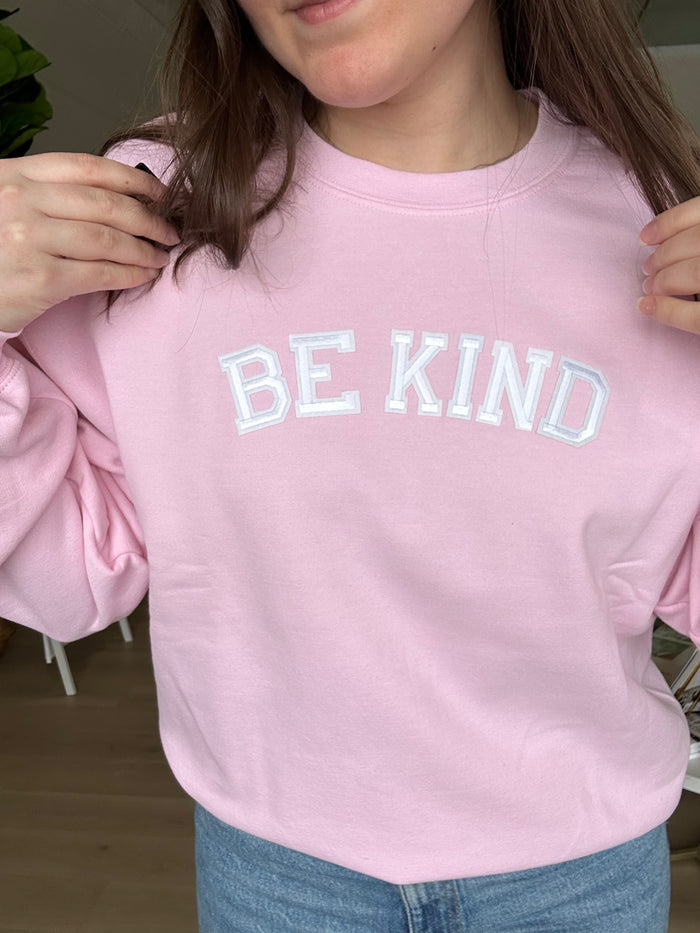 Be Kind Crewneck in Light Pink
