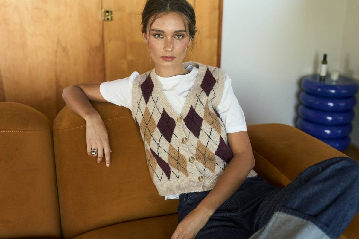 Argyle Pattern Sleeveless Knit Vest in Light Khaki