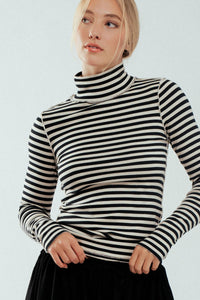 Contrast Seam Turtleneck Knit Top in Ivory and Black